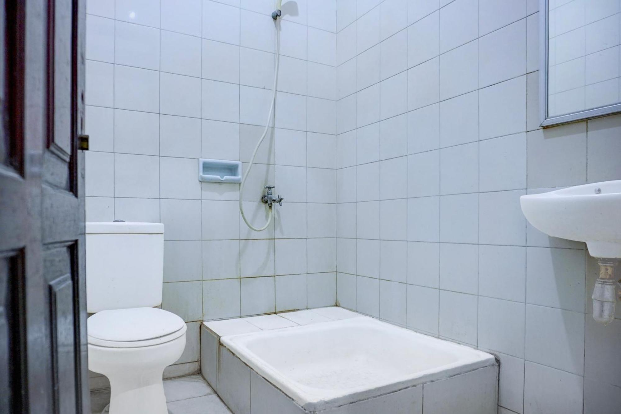 Hotel Collection O Near Pasar Batik Setono Formerly Jayadipa 2*
